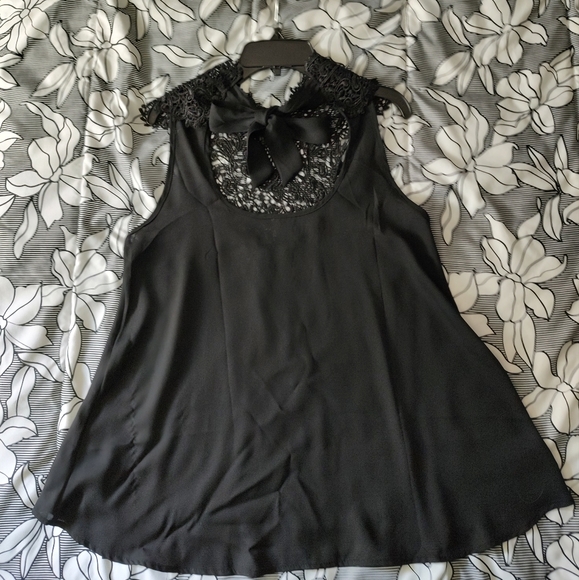 Black lace and flowy fabric sleeveless top. Size small. - Picture 7 of 12
